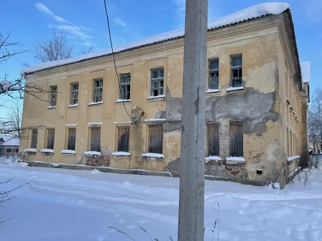 Нежилое здание с земельным участком