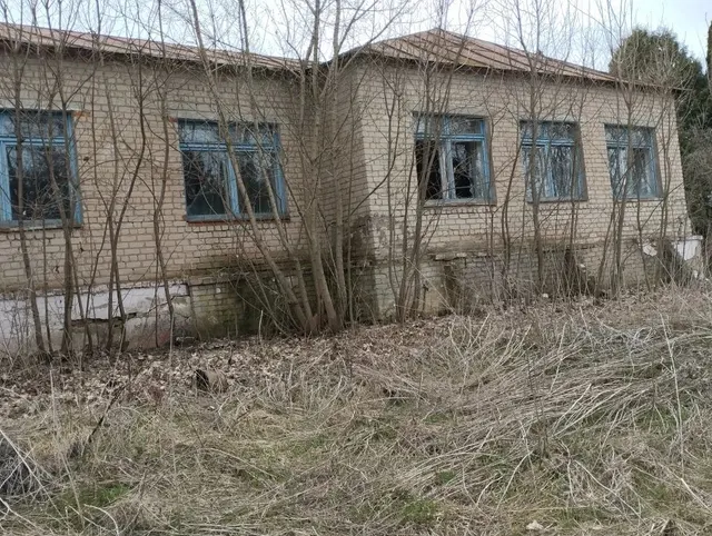 Земельный участок площадью 22 575 +/- 107 кв.м., кад.№: 48:14:1560105:12; административное здание 912,9 кв.м., здание котельной 116,4 кв.м., сооружение (уборная) 25,6 кв.м. по адресу: Липецкая обл, р-н Становлянский, с/п Михайловский сельсовет, с. Семенек, ул. Юрикова, д. 23