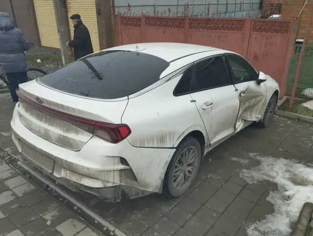 Легковой автомобиль КIА К5, 2021 г.в., г/н У633МВ761, VIN XWEG3414BM0004662, белого цвета, машина на ходу, разбита и имеется вмятина передней правой двери, колеса литованные, ключи и СТС изъяты, поврежден задний правый бампер, отсутствуют пороги, разбито лобовое стекло, ТС после аварии, в залоге, должник Мирошниченко Р.Д., (Поручение ТУ Росимущества в РО от 15.07.2026 № 61-966-У). Адрес (местоположение): Ростовская область, г. Батайск, ул. Калинина, 136.