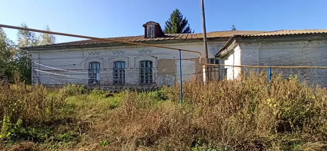нежилое здание с земельным участком