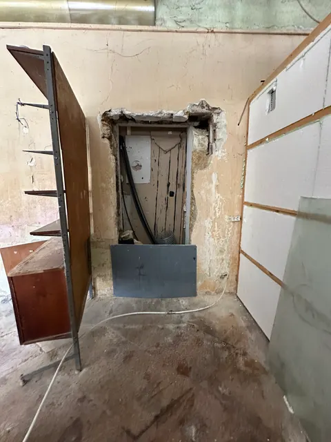 Нежилое помещение, общей площадью 116,4 кв.м., с кадастровым номером 90:02:010105:5659, расположенное по адресу: Республика Крым, р-н Белогорский, г. Белогорск, ул. Луначарского, 21-б