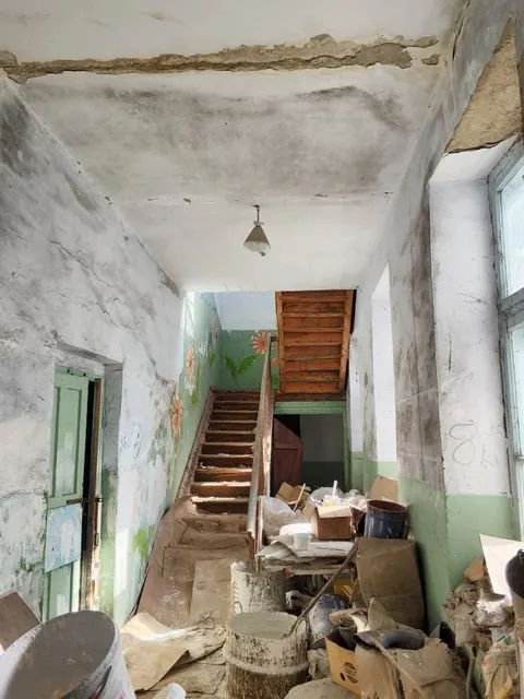 нежилое здание с земельным участком