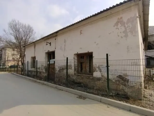 нежилое здание площадью 1492,0 кв.м. с земельным участком площадью 4878,0 кв.м.