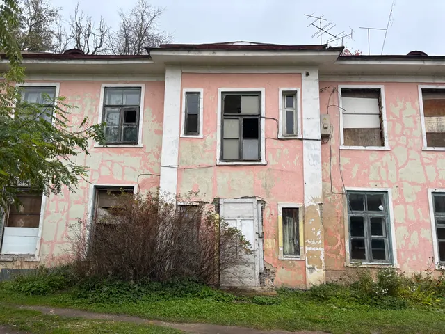 Нежилое здание – объект культурного наследия регионального значения «Дом жилой», 1922 г., площадью 217,3 кв.м., кадастровый номер 60:15:1008010:41, по адресу Псковская обл., г. Печоры, ул. Каштановая, д. 2,  находящееся в неудовлетворительном состоянии