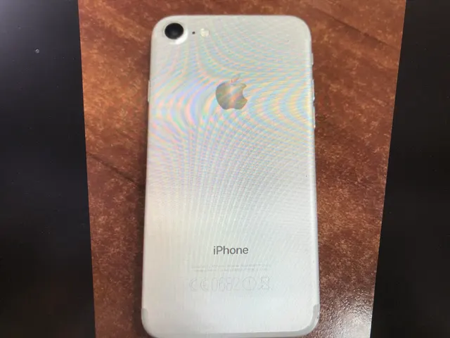 Сотовый телефон марки Iphone 7 в корпусе серебристого цвета — 1 шт.