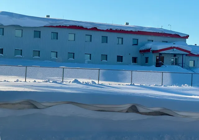 Чешский комплекс городского лагеря - нежилое здание двух этажное, площадью 5 166,7 кв.м., назначение – нежилое, кадастровый номер 11:15:0102005:110 и земельный участок площадью 17893 кв.м., кадастровый номер 11:15:0101017:287, адрес объекта: г. Усинск, ул. Возейская, д. 21а