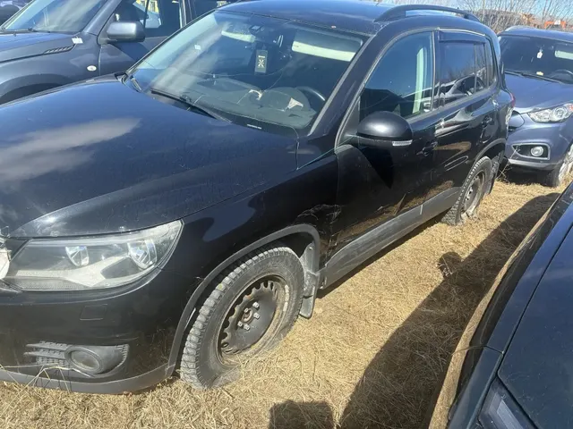 Автомобиль марки "VOLKSWAGEN TIGUAN", г/з В790КТ186, VIN- XW8ZZZ5NZCG119903, 2012 Г/В, черного цвета. ТС обременено ЗАЛОГОМ. По общему правилу при переходе права собственности залог сохраняется в соответствии со ст. 353 ГК РФ; приобретатель имущества приобретает права и несет обязанности залогодателя. Риски, связанные с сохранением залога и возможностью обращения взыскания на предмет залога, несет приобретатель. ТС имеет ограничения ФССП на регистрационные действия (ключи и документы отсутствуют