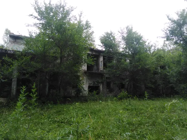 Нежилое здание, назначение: нежилое, 2-этажное, площадью 1022,7 кв.м с кадастровым номером 25:04:000000:1679 расположенные по адресу: Приморский край, Кавалеровский муниципальный округ, пгт. Хрустальный, ул. Комсомольская, здание 96, совместно с земельным участком с кадастровым номером 25:04:000000:3875.