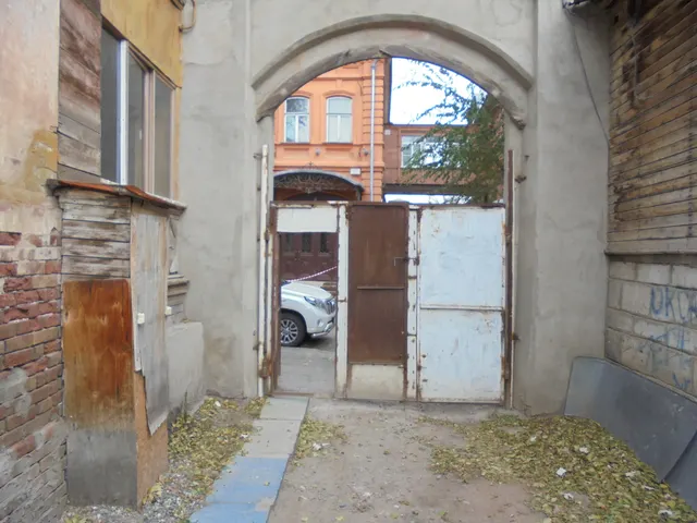 нежилое помещение, расположенное по адресу: г. Астрахань, Кировский район, ул. Н. Качуевской, д. 6, пом. 11, кадастровый номер 30:12:010153:312, общей площадью  42,2 кв.м,  относящееся  к  объекту  культурного  наследия, включенного  в единый  государственный  реестр   объектов  культурного  наследия (памятников истории и культуры) народов Российской Федерации