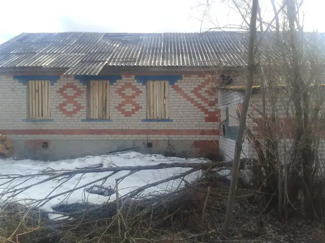 нежилое здание с земельным участком по адресу: Ярославская область, Первомайский муниципальный округ, с.Всехсвятское, Школьный пер., д.5