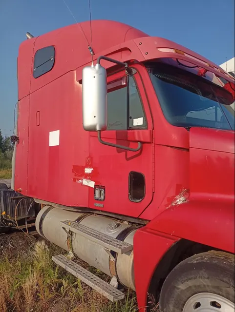 Грузовой автомобиль - тягач седельный FREIGHTLINER ST120064ST, 2003 Г.В., г/н: М921РВ154, VIN: 1FUJBBCG84LM84466, цвет-красный (арест, повтор)