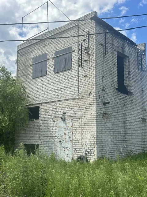 Здание (объект незавершенного строительства), площадью 72,6 кв.м, степень готовности 71%, кадастровый номер 28:01:020490:355, по адресу: г. Благовещенск, квартал 490. Продажа объекта осуществляется одновременно с отчуждением земельного участка, кадастровый номер 28:01:020490:358, общая площадь 84 кв.м,  разрешенное использование: предоставление коммунальных услуг. Рыночная стоимость земельного участка – 151 580 руб. подлежит оплате в соответствии с условиями договора купли-продажи.