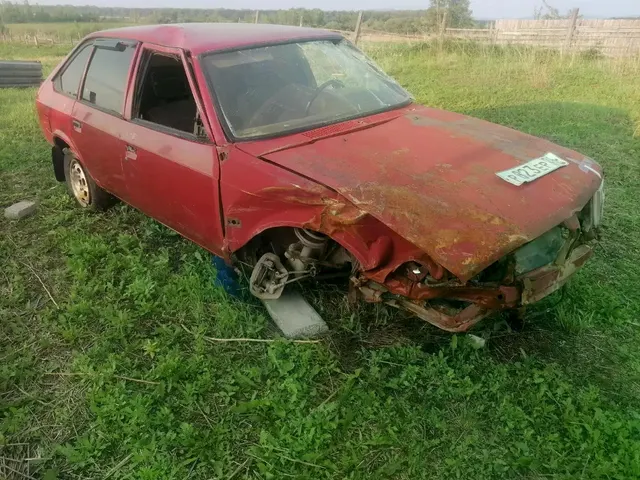 Автомобиль Москвич 214100 в аварийном состоянии, г/н Р823 ЕР24,1997 г.в., VIN XTB214100V0578673, двигатель № 2106-4885184, цвет красный комплектность и состояние  не проверялась данное имущество обращено в доход государства, находится в Шарыповском районе
