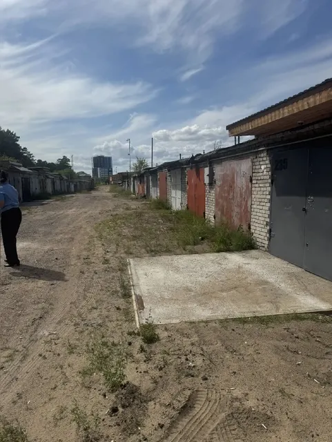 Нежилое здание (гараж) площадью 18,6 кв. м, кадастровый номер 03:24:032002:3370. Местоположение: Республика Бурятия, г Улан-Удэ, ГСК 184, бокс 235. Земельный участок площадью 21 кв. м, кадастровый номер 03:24:032002:3365, категория земель - земли населенных пунктов, вид разрешенного использования - для индивидуальных гаражей. Местоположение: Республика Бурятия, г. Улан-Удэ, ГСК 184, бокс 235.