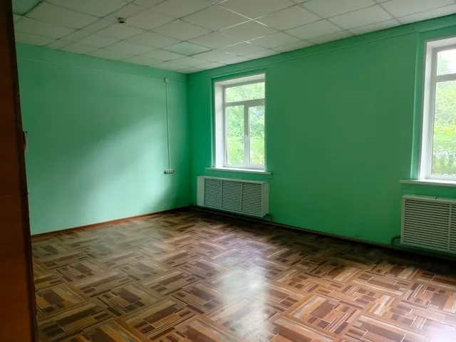 Административное здание, общей площадью 183,5 кв.м., кадастровый номер 59:20:0010302:18, расположенное на земельном участке с кадастровым номером 59:20:0010302:34 общей площадью 700 кв.м., по адресу: Пермский край, Ильинский муниципальный округ, п. Ильинский, ул. 50 лет Октября, д.69