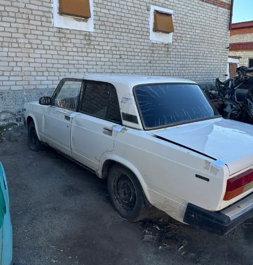 Автомобиль ВАЗ 21074 без г.р.з., в кузове белого цвета, VIN: ХТА210740Т0996243 (ключи и документы отсутствуют, техническое состояние не проверялось, пробег не известен). Имущество продается в том виде, в каком оно есть, в случае продажи возврату/обмену не подлежит. За скрытые дефекты имущества Продавец ответственности не несет.