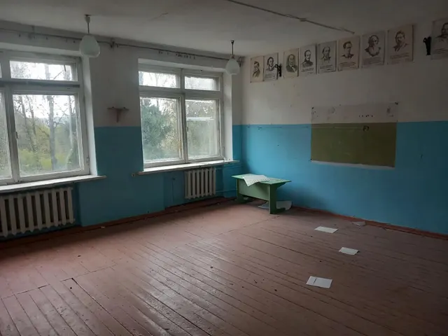 Нежилое здание с кадастровым номером 40:22:026501:386, площадью 550,3 кв. м, местоположение – Калужская область, Ферзиковский район, д. Сугоново, дом 53, материал стен – капитальное, бетонные, кирпичные; количество этажей – 2, в том числе подземных – 0. Земельный участок с кадастровым номером 40:22:026501:169, площадью 4485 кв. м, категория земель: земли населенных пунктов,разрешенного использования: для размещения школьных участков.