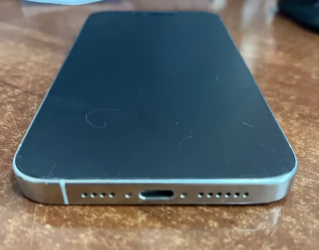 Сотовый телефон  марки Iphone 15 ProMax в корпусе белого цвета