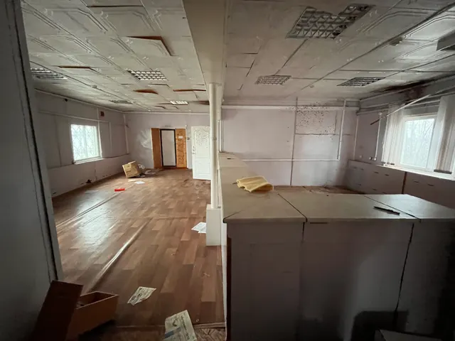 Административное здание с земельным участком