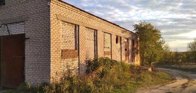 Нежилое здание, расположенное на земельном участке