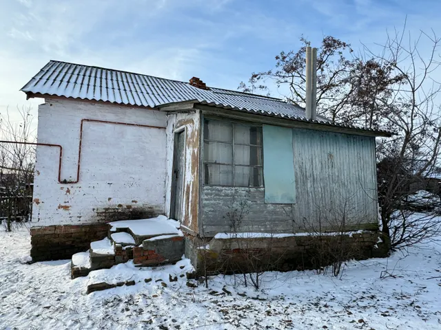 Здание 61,6 кв.м и земельный участок 391 кв.м, расположенные по адресу: Курская область, р-н. Солнцевский, с. Зуевка, ул. Центральная, д. 33