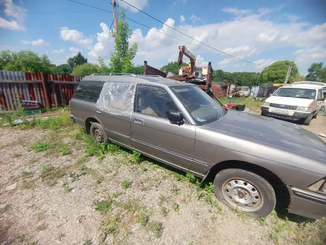 Автомобиль марки "Toyota Crown" (Тойота Кроун), государственный регистрационный знак E 076 МР 27 регион, 1990 года выпуска, номер кузова LS136000867, цвет серый,не на ходу Отсутствуют фары, отсутствует остекление задней правой двери, вмятина на левом переднем крыле, разбит задний левый фонарь, ржавчина на заднем бампере, трещина на лобовом стекле, по кузову многочисленные сколы