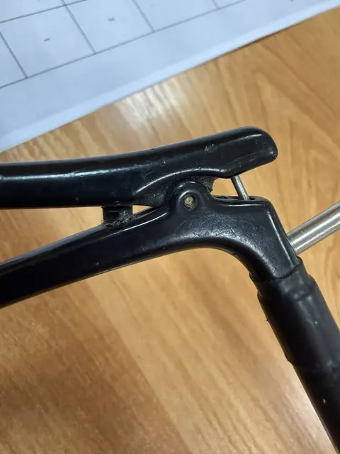 Лапароскопический зажим 2 шт. 2 шт. Лапароскопические ножницы 1 шт. 1 шт. Лапароскопический держатель 1 шт. 1 шт. Иглы пункционные: 4 шт. с розовым наконечником и 3 шт. с черным наконечником; 7 шт. Микрохирургические ножницы 1 шт. 1 шт. Иглодержатели 2 шт. 2 шт. Лапароскопический дисектор 1 шт. (частично в заводской упаковке). 1 шт. Скальпель одноразовый 13 шт. 13 шт. Шовный материал разных размеров в количестве 18 шт. 18 шт. Микрохирургический пинцет 1 шт.
