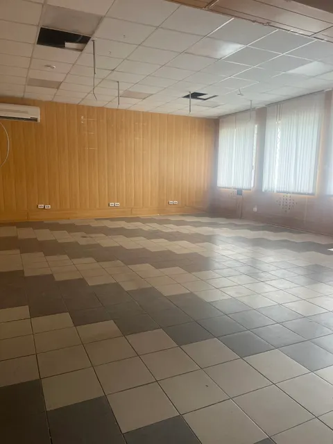 Встроенно-пристроенное помещение с земельным участком