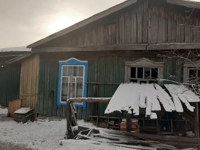 Нежилое одноэтажное деревянное здание,  с кадастровым номером 38:16:000010:1846,  с земельным участком площадью 3284 кв.м. с кадастровым номером 38:16:000010:1889