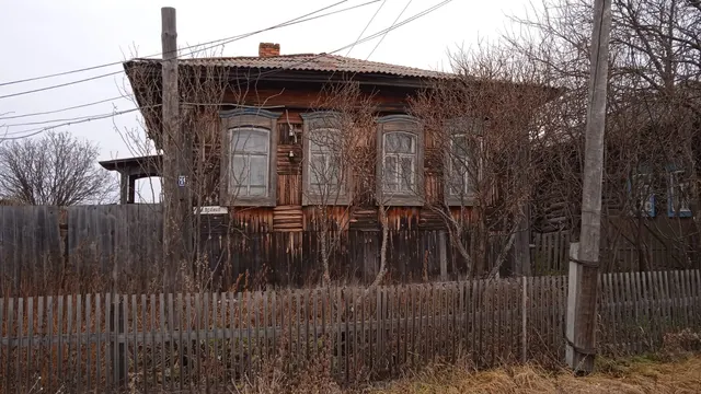 Нежилое здание (реестровый номер имущества - 22), площадью 42,0 кв.м., кадастровый номер 66:01:2501001:155 с земельным участком (реестровый номер имущества - 33098), площадью 258,0 кв.м., кадастровый номер 66:01:2501001:247, расположенное по адресу: Свердловская область, Алапаевский район, дер. Путилова, ул. Ленина, 19
