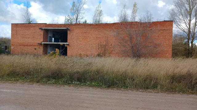 Здание клуба, площадью 783,5 кв.м., кадастровый номер 18:13:064001:215 и земельный участок площадью 2581 кв.м., кадастровый номер участка 18:13:064001:202, по адресу: Удмуртская Республика, Кизнерский район, с. Крымская Слудка, пер. Школьный, д. 8.