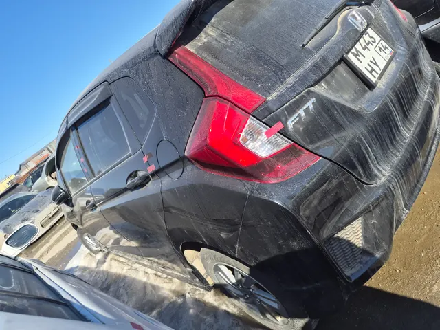 Автомобиль HONDA FIT , с г/н М443НУ14, черного цвета
