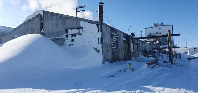 Земельные участки, кадастровые номера 14:06:090001:32, 14:06:090001:33, РФНИ П11140036589 от 24.08.2023 г., П11140036593 от 24.08.2023 г., общей площадью 1778 кв. м., с расположенным на них объектом недвижимого имущества – Склад металлический (АркпМП), кадастровый номер 14:06:090001:3045, РНФИ П12140001847 от 18.01.20218 г., общей площадью 675,00 кв. м, по адресу: Республика Саха (Якутия), у. Булунский, пгт Тикси 1-й, ул. Морская 6