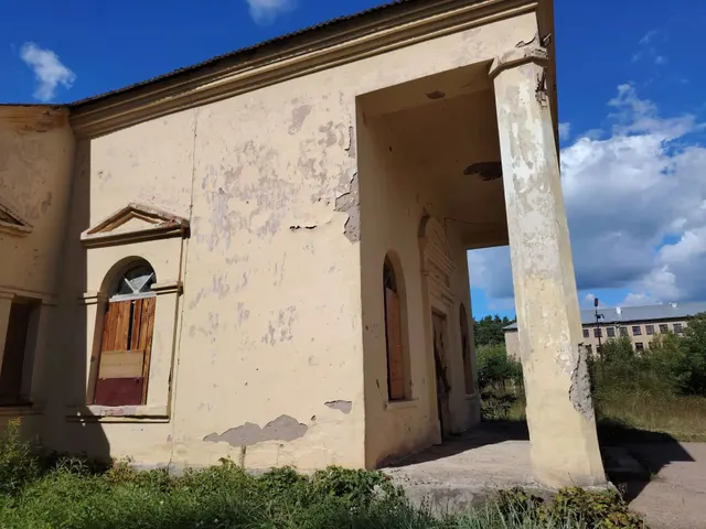 Здание, площадь 540 кв.м,  кадастровый номер 43:07:020101:1739,  1958 года постройки, назначение: нежилое, по адресу: Кировская обл., Вятскополянский р-н, пгт Красная Поляна, ул. Сосновая, д. 26, земельный участок, площадь 2532 кв.м, кадастровый номер 43:07:020101:11, категория земель: земли населенных пунктов, по адресу: Российская Федерация, Кировская область, м. р-н Вятскополянский, г. п. Краснополянское,   пгт Красная Поляна,  ул. Сосновая, з/у 26