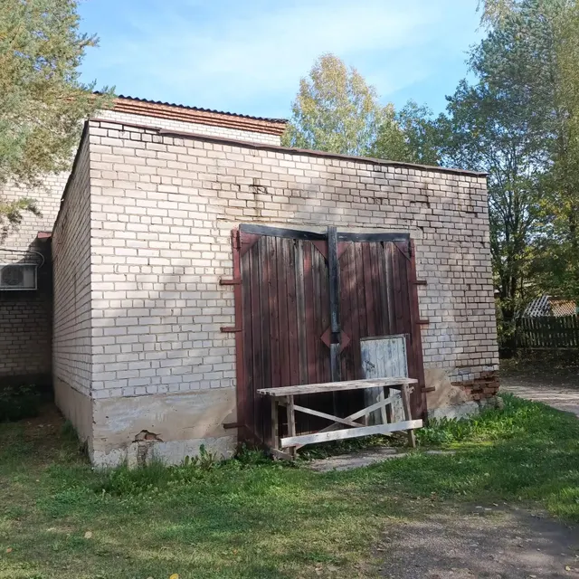 Нежилое помещение (гараж), площадью 39,7 кв.м, расположенное на 1 этаже здания по адресу: Вологодская область, Вашкинский муниципальный район, сельское поселение Липиноборское, село Липин Бор, улица Смирнова, дом 8а.