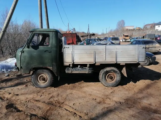 Автомобиль УАЗ-452Д, г.в. 1982, VIN: Нет, г/н: К643ОЕ11, Документы: В наличии ПТС, СТС. в ПТС отсутствует VIN, Ключи: Есть, Примечание: Тип ТС - фургон, цвет хаки,  № шасси 266677,  Колеса спущены, имеются следы коррозии по всему корпусу, сколы краски. АС ПИБИ: 11-008898-1