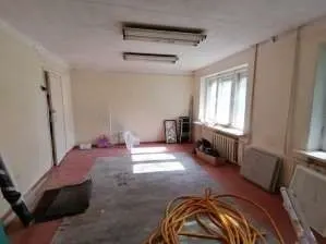 нежилое помещение (кадастровый номер 40:10:020127:253) на цокольном этаже здания площадью 95,4 кв. метра