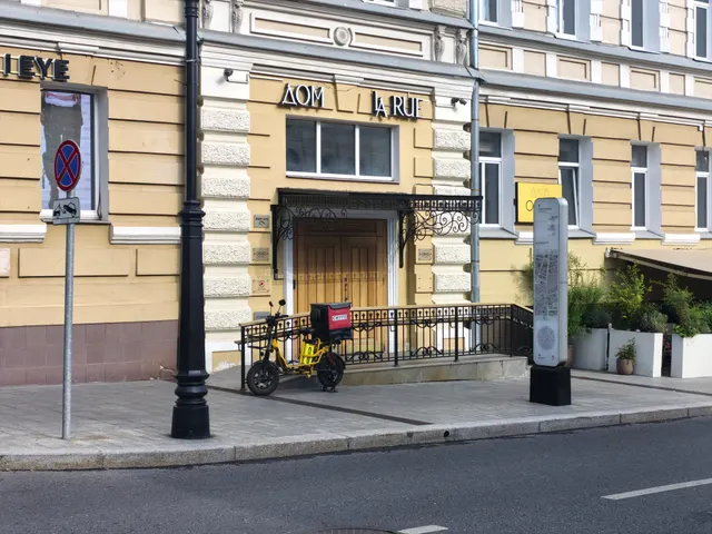 Продажа имущества, находящегося в собственности города Москвы, нежилое помещение по адресу: г. Москва, ул. Петровка, д. 26, стр. 3 площадью 53,6 кв. м, (этаж №1), кадастровый номер: 77:01:0001079:1819.