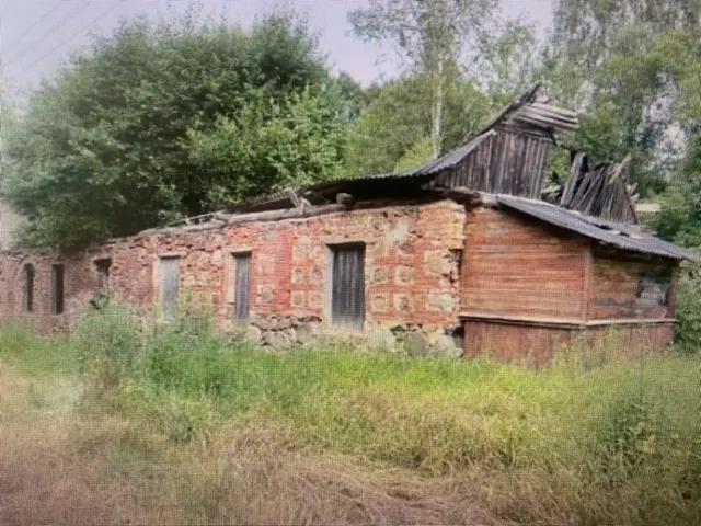 Нежилое здание общей площадью 674 кв.м.,являющееся объектом культурного наследия регионального значения "Ансамбль бывшей усадьбы купца Лапина» XIX в., кн60:19:0100801:63,включенное в единый государственный реестр объектов культурного наследия (памятников истории и культуры) народов Российской Федерации, находящееся в неудовлетворительном состоянии, расположенное на земельном участке с кн60:19:0100801:120 площадью 4700кв.м., по адресу:Псковская область,Пустошкинский муниципальный округ, д.Красное
