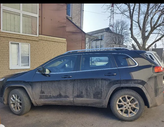 Легковой автомобиль Jeep Cherokee, 2014 г.в., г/н О670РС790, VIN 1C4PJMCB4EW316067, черного цвета, в рабочем состоянии, без повреждений, на дверях незначительные следы коррозии, задний кардан требует ремонта, в залоге, должник Карпенко П.П., (Поручение ТУ Росимущества в РО от 25.08.2026 № 61-1334-У). Адрес (местоположение): Ростовская область, п. Веселый, ул. Почтовая, д. 140.