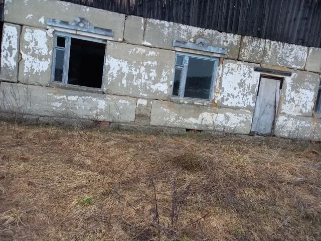 Здание, назначение: нежилое,  площадью 167,7 кв. м., кадастровый номер 66:04:0000000:1229, расположенное по адресу: РФ, Свердловская область, м. о. Ачитский, д. Еманзельга, ул. Нагорная, д. 5А и земельный участок с кадастровым номером 66:04:4101001:163, площадью 1307 кв. м., категория земель - земли населенных пунктов, вид разрешенного использования – общественное управление, расположенный по адресу: РФ, Свердловская область, м. о. Ачитский, д. Еманзельга, ул. Нагорная, з/у 5а