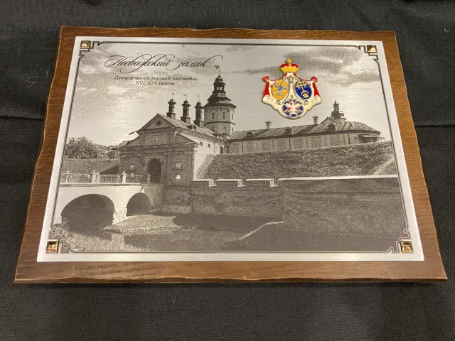 Продажа картины «Несвижский замок (Дворцово-парковый ансамбль XVI-XIX веков)» металлическая размером 29,5x21,0 см на деревянной подложке (общий размер изделия 33,0x24,0 см) с гербом князей Радзивиллов.