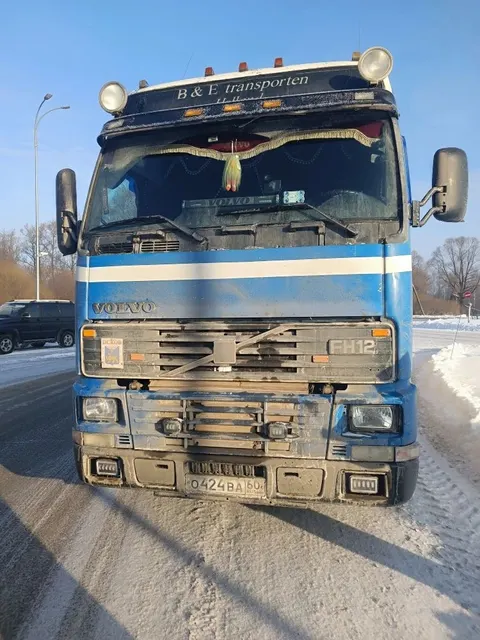Лот № 4 (вторичные). Грузовой автомобиль Тягач Volvo FH 12, 1995 года выпуска, государственный номер O424BA60, идентификационный номер (VIN) YV2A4B1A3TA244595. Местонахождение: Псковская обл., г. Псков, пр-кт Рижский, д. 22. Основание для реализации на торгах - постановление судебного пристава-исполнителя о передаче на реализацию на торгах. Должник (собственник) – ООО «Снага-транс»