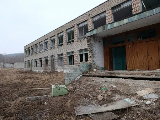Нежилое здание (под разбор на строительные материалы)