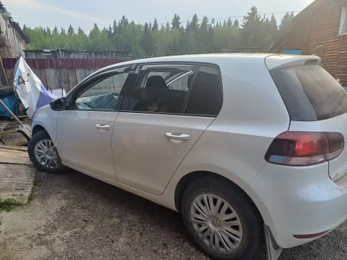 Легковой автомобиль комби (хэтчбек) VOLKSWAGEN Golf, 2011 г.в., г/н A298TC124, VIN WVWZZZ1KXCW076915, номер кузова WVWZZZ1KXCW076915, цвет белый. Начальная цена продажи 1 186 000 руб. Задаток 177950 руб.