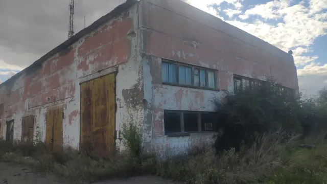 Аренда недвижимого имущества: Здание, наименование: «Нежилое строение (Гараж на 25 автомобилей)», назначение: нежилое, площадь: общая 807,0 кв. м, инвентарный номер: 113299, литер: А, этажность: 2, адрес: Омская область, Омский р-н, с. Троицкое, ул. Дорстрой, д. 10, кадастровый (или условный) номер: 55:20:220302:1099, РНФИ: П12560005302, инвентарный номер в бухгалтерском учете: 41011200084.
