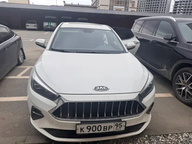 Транспортное средство JAC J7, 2023 года выпуска, цвет – белый, желтый, серый, идентификационный номер (VIN) MX1J7AGGXPK022129, государственный номер К900ВР95