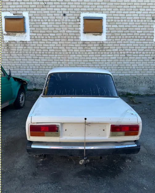 Автомобиль ВАЗ 21074 без г.р.з., в кузове белого цвета, VIN: ХТА210740Т0996243 (ключи и документы отсутствуют, техническое состояние не проверялось, пробег не известен). Имущество продается в том виде, в каком оно есть, в случае продажи возврату/обмену не подлежит. За скрытые дефекты имущества Продавец ответственности не несет.