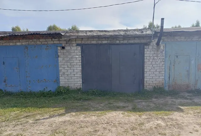 Нежилое помещение (часть здания), наименование: гараж, назначение: нежилое, этаж № 01, площадь 19,6 кв.м., кадастровый номер: 72:24:0502001:1946, расположенное в нежилом здании (кадастровый номер: 72:24:0502001:979) по адресу: Тюменская область, г. Тобольск, Промкомзона, № 29в, блок 11, гараж 11. Требуется проведение ремонта, необходимо освобождение помещения от строительного мусора. Имеется техническая возможность подключения к электроснабжению.
