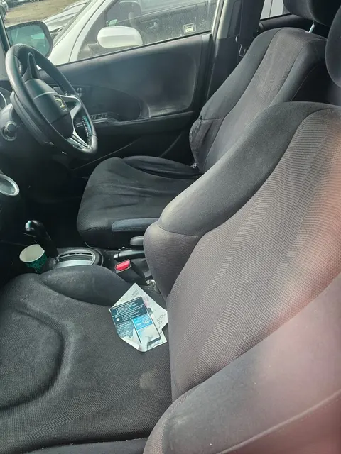 Автомобиль Honda Fit VIN GE81014837, 2008 год выпуска, белого цвета (без ключа зажигания, двери, капот, багажник закрыты), р.з Р079СНАВН. Документы отсутствуют.